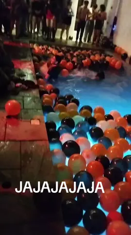 Nadie, absolutamente nadie, el men que quiere impresionar a una femina con su salto prohibido XD #viral #piscina #baile #dancing #party 