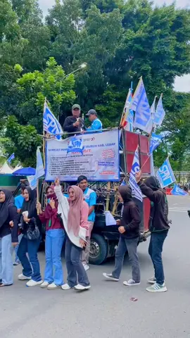 Lebak – Rangkasbitung, 24 November 2025 Pengawalan Penetapan Upah Minimum Kabupaten (UMK) Lebak tahun 2026 resmi digelar di depan kantor DPRD , Pusat Pemerintahan Kabupaten Lebak, Rangkasbitung, Senin (24/11). Acara tersebut dihadiri oleh Bupati Lebak, perwakilan Dinas Tenaga Kerja, asosiasi pengusaha, serta perwakilan serikat pekerja se-Kabupaten Lebak #spn #buruh #lebakbanten 