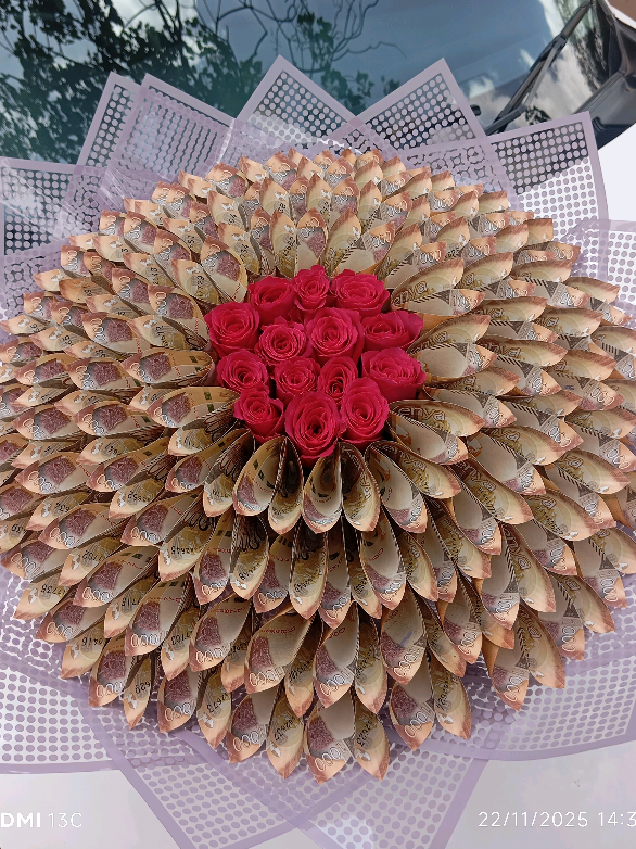 💸👑 THE 100,000 MONEY BOUQUET (KENYA) 👑💸 This is not just a gift — it is a STATEMENT OF LOVE, SUCCESS & PURE LUXURY. The Ultimate VIP Surprise everyone dreams of! 😍🔥 Today I present the KSh 100,000 Mixed-Notes Money Bouquet — beautiful, elegant, powerful, and unforgettable. This is the bouquet that makes people say: “WAAAH! 100K?? Who is this person loved like this!” ✨❤️ Perfect for: 🎉 Birthdays 🎓 Graduations 💝 Anniversaries 💍 Romantic surprises ✔️ Appreciation gifts 🔥 Form 4 candidate celebrations VIP surprises • Premium clients • Boss-level gifting This bouquet delivers the strongest reactions — tears, shock, joy, gratitude & pure happiness. If you want a gift that will be remembered forever… this is IT. 🔥 Same-Day Delivery (Nairobi) 🔥 Nairobi CBD pickup 🔥 Custom bouquets from KSh 1,000 – 200K+ 🔥 Perfect for luxury surprises 📞 WhatsApp/Call 0792099290 to ORDER NOW Make someone feel truly valued today ❤️✨ #moneybouquet #birthdaygift #giftideas #congratulations #graduationgiftideas 