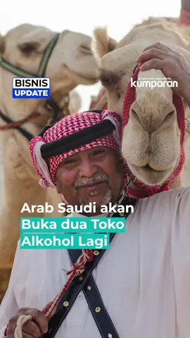 Arab Saudi dikabarkan tengah bersiap membuka dua toko alkohol baru, termasuk satu di kawasan perusahaan minyak negara Aramco. Hal itu merupakan langkah baru dari kerajaan dalam melonggarkan berbagai pembatasan di bawah arahan Putra Mahkota Mohammed bin Salman. Mengutip Reuters, pembukaan gerai akan dilakukan di Provinsi Timur, Dhahran, serta satu gerai untuk diplomat di kota pelabuhan Jeddah. Langkah itu dianggap menjadi tonggak lanjutan dalam agenda liberalisasi sosial kerajaan. Pada 2024, Arab Saudi membuka toko alkohol pertama untuk diplomat non-muslim di ibu kota Riyadh, gerai pertama sejak larangan diberlakukan 73 tahun lalu. Salah satu sumber Reuters mengatakan, toko baru di Dhahran akan dibangun di dalam kompleks milik perusahaan minyak dan gas, Saudia Aramco. Gerai itu nantinya akan melayani pekerja non-muslim di perusahaan tersebut, setelah otoritas Saudi memberi tahu mereka mengenai rencana tersebut. Dua sumber lainnya menyebutkan sebuah toko alkohol ketiga juga tengah dipersiapkan untuk diplomat non-muslim di Jeddah, tempat banyak negara memiliki kantor konsulat. Kedua toko tersebut diperkirakan dibuka pada 2026, meski belum ada jadwal resmi yang diumumkan. ⁠ 📸: Dok. Shutterstock.⁠ ⁠ Follow WhatsApp Channel kumparan untuk dapat Informasi terpercaya dikirim langsung ke WhatsApp kamu. Ketik kum.pr/WAchannel di browser kamu sekarang, agar bisa share informasi tanpa ragu.⁠ ⁠ #bisnisupdate #update #bisnis #video #kumparan          