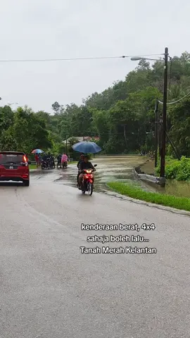 Air naik atas jalan dah... Jalan Gual Ipoh ke Bandar Tanah Merah..🙋🏻‍♀️ #banjir #banjir2025 #tanahmerahkelantan #banjirkelantan 
