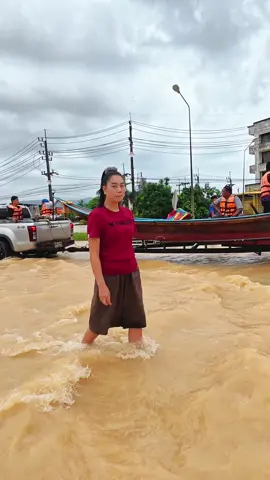 พึ่งพา กันเอง.. #หาดใหญ่  #สงขลา  #น้ําท่วม68  #แม่แนนน้องสมาร์ท 