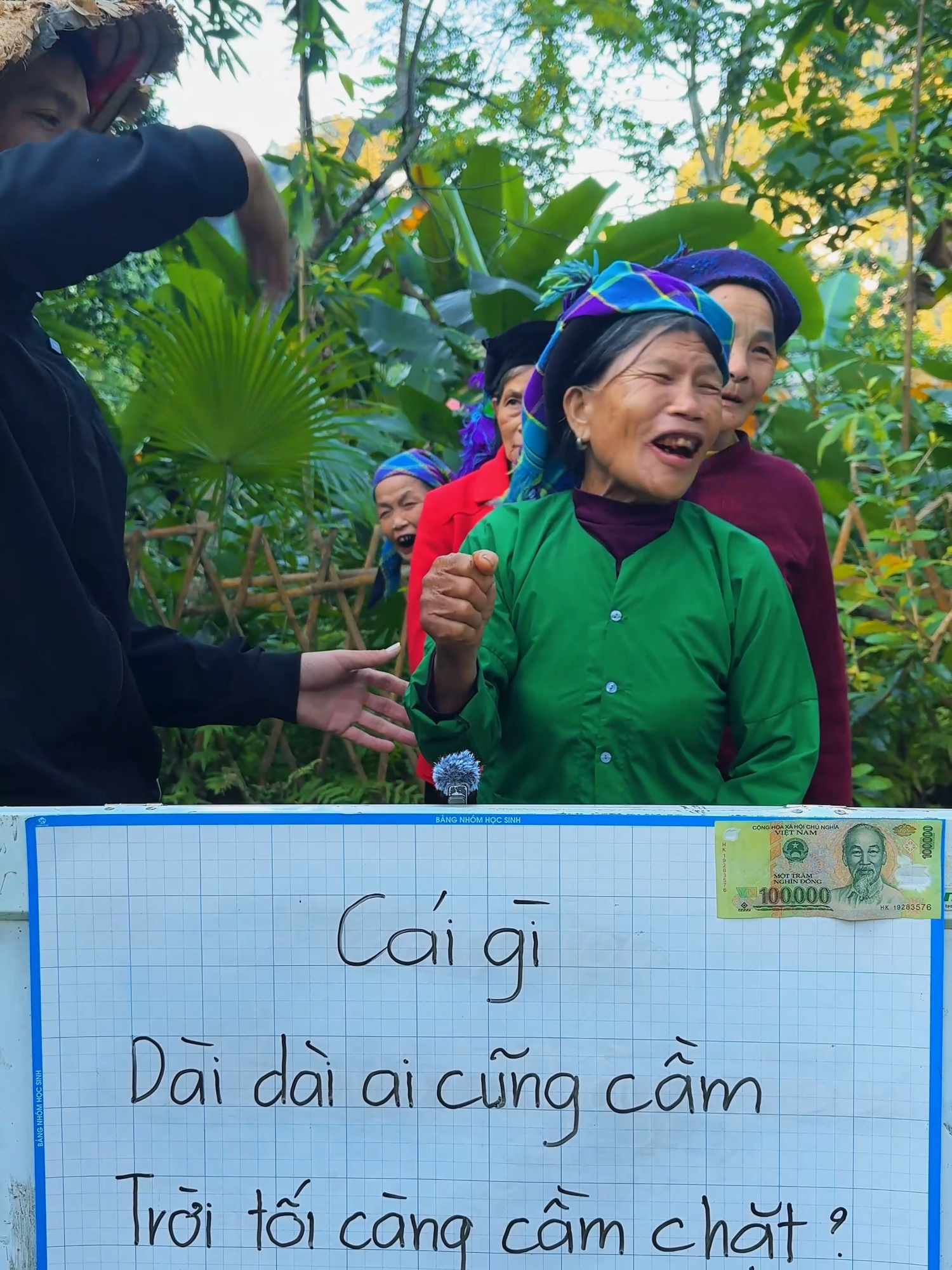 Cái Gì Dài Dài Ai Cũng Cầm. Trời Tối Càng Cầm Chặt ?  #vegiaphaivui #thaygiaovuitinh