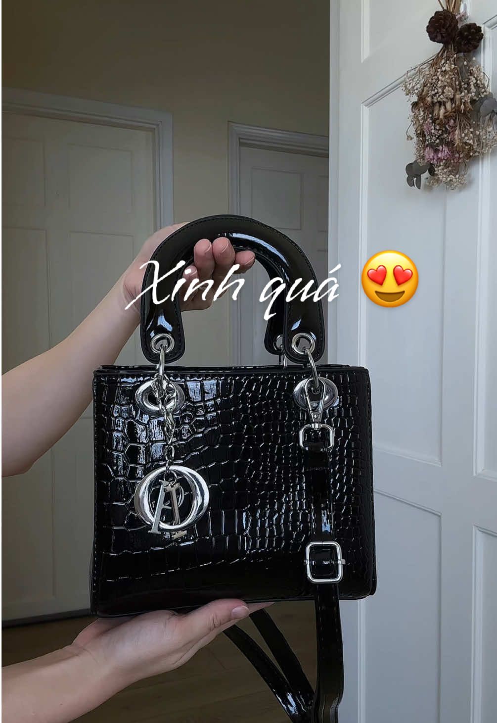 Unbox chiếc túi mới mang vibe trưởng thành nhẹ ✨ Mình mê cái form với màu đen sang cực. Xách lên là thấy auto đẹp luôn 😍🖤 #unboxing #tuixachnu #baghaul #bagin #OOTD 