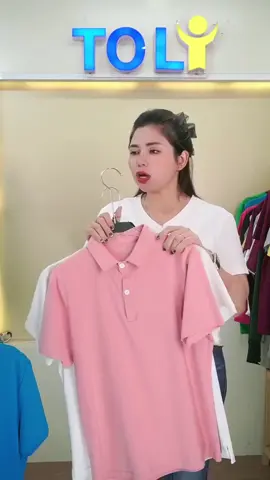 🌸Polo cổ trụ hồng ruốc có cái gu rất riêng:
không nổi bật theo kiểu chói,
mà nổi theo kiểu tinh tế, sạch và ấm mắt.
Cổ trụ gọn, form đứng nhẹ —
mặc lên là nhìn hiền nhưng sang cực. 