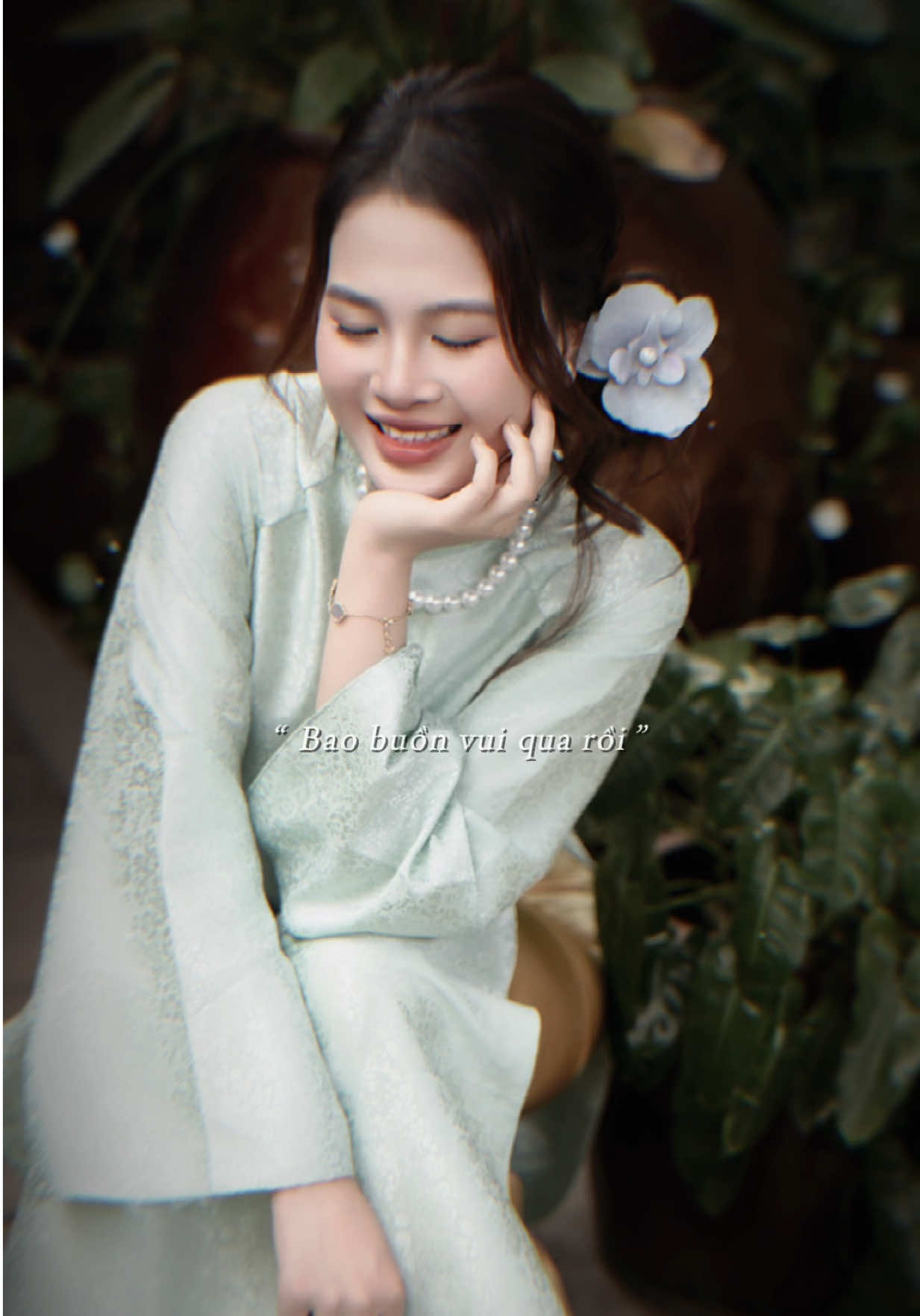 Concept Tết : 700.000vnđ / 1 Khách  Bao gồm :  * Chụp thoải mái 1 địa điểm  * Chỉnh sửa 5-10 file khách chọn ( gửi full file góc )  * Hỗ trợ trang phục + Phụ kiện  * Hỗ trợ Makeup + Làm tóc  Địa điểm được chọn:  * Chợ Thủ Dầu Một * Nhà Truyền Thống  * Chùa Hội Khánh  * Cafe Mai  Lưu ý :  * Khách nữ chuẩn bị : ( Móng Tay - Giày Guốc )  * Khách nam chuẩn bị : ( Giày Tây )  ( Khách lưu ý đọc kỉ các nội dung của gói chụp tết giúp em nha  Về phần áo dài bên em có 3 loại : ( Truyền Thống - Thiết Kế - Việt Phục )  * Về combo gói chụp bên em hỗ trợ mình áo dài truyền thống và các loại yếm truyền thống , nếu trong quá trình mình lựa đồ mà có thích dạng Thiết Kế hay Việt Phục mình muốn chọn thì khách báo em để em báo lại giá nha do là mỗi bộ Thiết Kế và Việt Phục có mỗi giá khác nhau ạ 🥰 em cảm ơn ạ