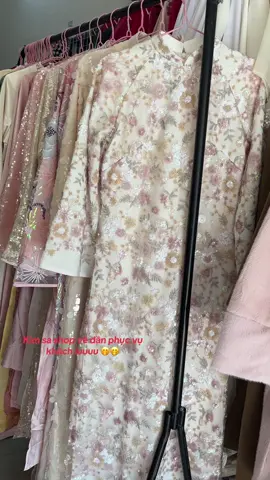 Các nàng ghé shop nhaaaaaaaa #thuedovinh #aodaikimsa #virualtiktok #photophonevinh #thueaodaitet 