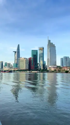 Phát hiện hàng cây Lộc Vừng đang nở hoa với chiếc view triệu đô. #Saigon #saigoncityview #congvienbosongsaigon 