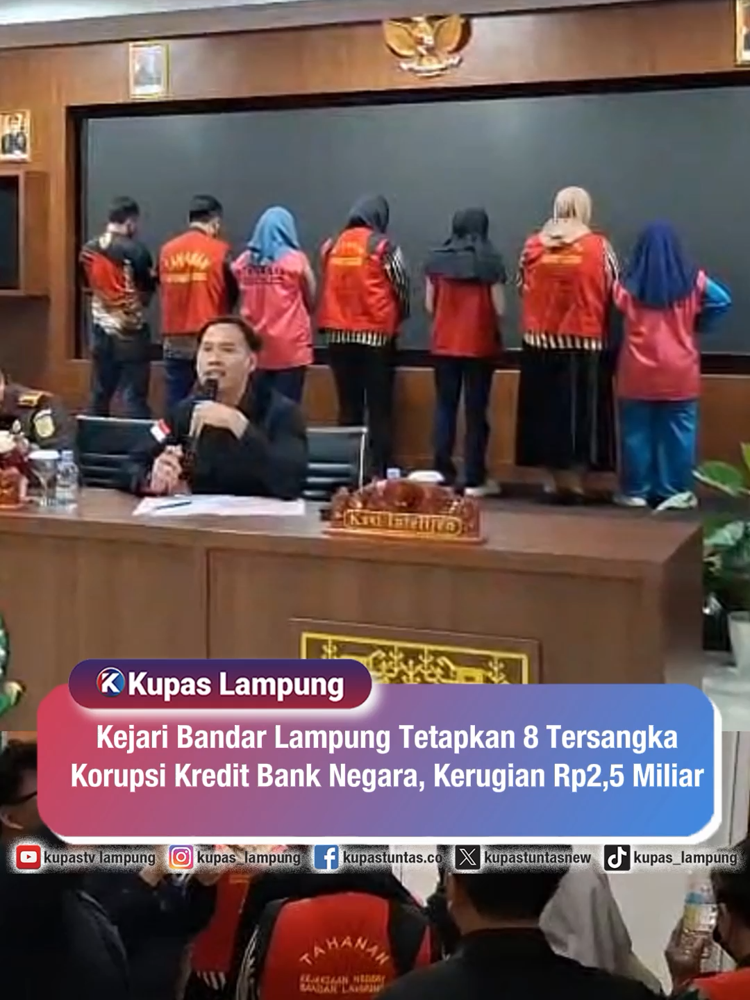 Kejari Bandar Lampung Tetapkan 8 Tersangka Korupsi Kredit Bank Negara, Kerugian Rp2,5 Miliar . . Kejari Bandar Lampung mengumumkan penetapan delapan tersangka dalam kasus kredit fiktif di dua unit Bank Himbara. Kepala Kejari, Baharuddin, menyampaikan bahwa para tersangka diduga meminjam identitas warga untuk pengajuan kredit tanpa verifikasi layak. Kerugian negara mencapai lebih dari Rp2,5 miliar, dengan ratusan nasabah terdampak. Penyidikan ini disebut sebagai tindak lanjut laporan masyarakat yang sempat viral. Sobat Kupas, menurut kalian bagaimana kasus seperti ini bisa terjadi? Pernah dengar kejadian serupa di daerah kalian? Coba tulis pendapat kalian di kolom komentar! 👇 - Untuk berita selengkapnya, baca di kupastuntas.co dan berdikari.co - #LampungNews #KejariBandarLampung #KreditFiktif #Korupsi #Himbara