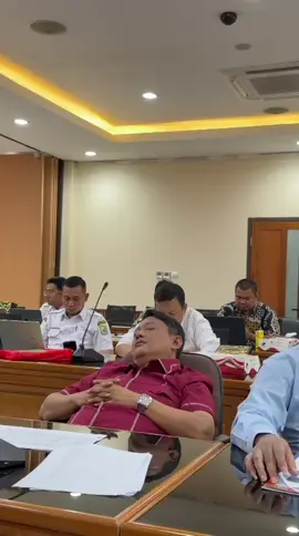 Direktur Utama Perumda Tirta Patriot Kota Bekasi, Ali Imam Faryadi, tertidur lelap saat mengikuti Rapat Dengar Pendapat (RDP) bersama DPRD Kota Bekasi terkait pembahasan penyertaan modal daerah. #pdam #kotabekasi 