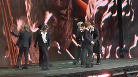 Tin tốt: Tường ca chỉnh quần áo trước mặt Lin Lin  Tin xấu: Lin Lin không thèm xem 🤣 #xianglin #hejunlin #yanhaoxiang 