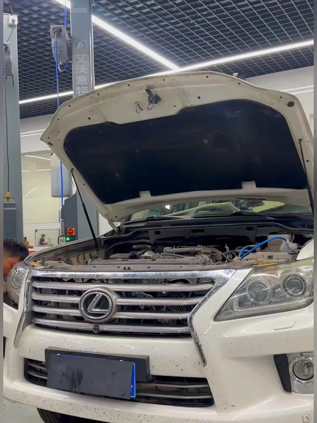 A fan brought in his newly acquired Lexus 570 for refurbishment and maintenance! #carmaintenance #carmechanic #carrestoration #carrefurbishment #carupgrade #lexus_lx570