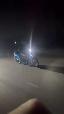 Chiếc xe màu xanh tự tin nhanh dưới anh đèn #wave125i_ไฟเลี้ยวบังลม #xuhuongtiktok #fyp #visiondokieng🇻🇳 #xuhuong🛵 