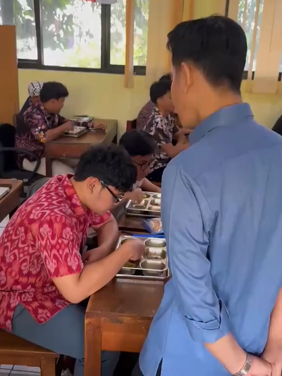 Sehari setelah kembali dari rangkaian agenda KTT G20 di Johannesburg, Afrika Selatan, saya kembali memantau pelaksanaan Program Makan Bergizi Gratis (MBG) di SMA Negeri 14 Jakarta. Sebagaimana dalam KTT G20, saya menyampaikan bahwa Program MBG merupakan salah satu progran prioritas Presiden Prabowo Subianto yang dirancang bukan sekadar program bantuan pangan, melainkan investasi jangka panjang bagi generasi masa depan Indonesia dengan memperkuat kualitas layanan pendidikan melalui pemenuhan gizi peserta didik. #mbg #gibranrakabuming #wapresgibran #wapres #kemang88