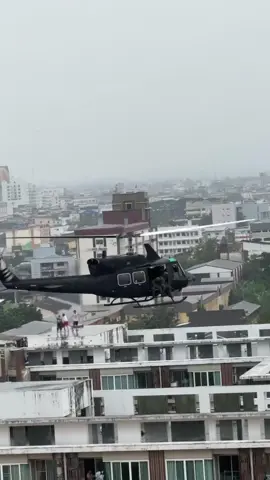 เฮลิคอปเตอร์ อากาศยาน 212 จาก กองทัพภาคที่ 2 สนับสนุนกองทัพภาคที่สี่ในการสำรวจภูมิประเทศและลำเลียงอาหารให้กับผู้ประสบภัยน้ำท่วม  🇹🇭✌🏼 #กองทัพบก #ทหารบก #สงขลาต้องรอด 🫡✌🏼