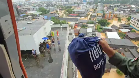 เฮลิคอปเตอร์จากเรือหลวงจักรีนฤเบศร ได้ออกปฏิบัติการช่วยเหลือประชาชนในช่วงเช้าวันนี้ โดยลำเลียงเครื่องกำเนิดไฟฟ้าจำนวน 2 เครื่องไปส่งให้อาหารโรงพยาบาลหาดใหญ่และปฏิบัติภารกิจลำเลียงอาหาร น้ำดื่ม และสิ่งของจำเป็นเข้าสู่พื้นที่ประสบอุทกภัยในอำเภอหาดใหญ่ เพื่อบรรเทาความเดือดร้อนของประชาชน ในจุดที่ไม่สามารถเข้าถึงได้ทางบก กองทัพเรือจะยืนหยัดเคียงข้างพี่น้องประชาชน จนกว่าสถานการณ์จะคลี่คลาย สำนักงานโฆษกกองทัพเรือ 26 พฤศจิกายน 2568