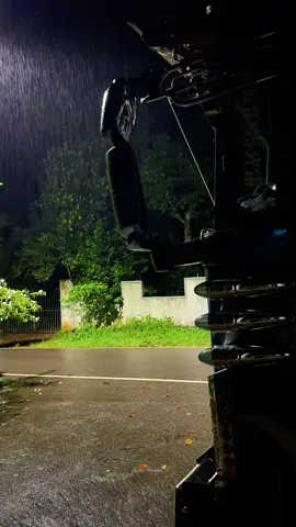 එයත් එක්ක වැස්ස දිහා බලන් ඉන්න මං 💙🩵#sudumenikaroyaledition #iskdreams #බස්_පිස්සුව😊❤ #බස්_පිස්සුව😊 #වැස්ස 