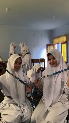 Mengubah benang dan tali menjadi hasil karya yang fungsional. Praktik membuat lanyard hari ini bukan hanya tentang kerajinan, tapi juga tentang ketelitian dan kesabaran di setiap simpulnya. Detail kecil, hasil maksimal! @DKV_SEVEN  #fyp #smkibupakusari #dkv #praktik #lanyard 