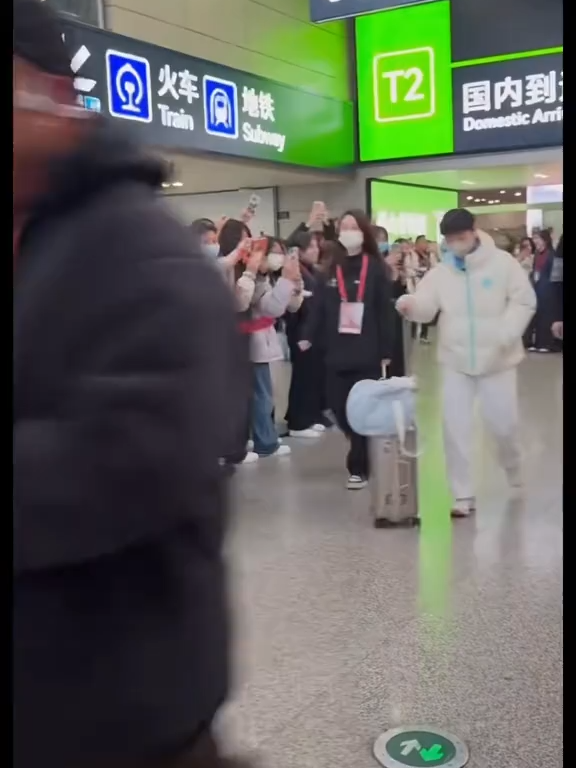 Cục vàng cục bạc đến Thành Đô rồi Nghỉ ngơi cho tốt luyện tập khoẻ mạnh nhé  Hẹn gặp trên sân đấu 😘 _______ Cre Duoyin #wangchuqin #sunyingsha #shasha #datou #shatou  #王楚钦 #孙颖莎 #莎莎 #大头 #莎头