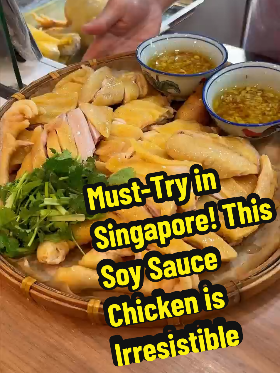 Must-Try in Singapore! This Soy Sauce Chicken is Irresistible 🍗   When in Singapore, don’t just stick to sightseeing and casual bites—you must sink your teeth into this authentic soy sauce chicken! With golden, glossy, and bouncy skin that’s perfectly less greasy, the meat inside is tender enough to juice when you bite into it, with a subtle braised aroma ✨ Soaked in a secret scallion oil sauce, pair it with a bowl of fluffy rice. Every bite soaked in the sauce is incredibly savory and addictive! Whether it’s a hole-in-the-wall eatery in an old alley or a time-honored tea house, this soy sauce chicken is a favorite among locals—definitely the pinnacle of Nanyang flavor! Coming to Singapore and not eating soy sauce chicken is like coming for nothing—foodies, rush now! #SingaporeFood #SingaporeSoySauceChicken #NanyangFlavor #Must-EatFoodList