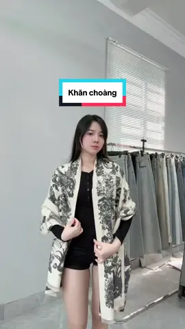 Lạnh rùi các bà khoác ngay chiếc khăn này vừa ấm vừa sang 😍🍄 #namlun #phoidoxinh #xuhuong #khanchoang #fyp 