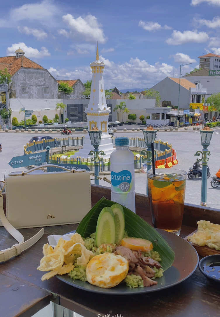 Rekomendasi tempat nongkrong dengan view tugu Jogja 🤍🫶🏻 #jogjaistimewa #kebonndalemtugujogja #wisatajogja #cafejogja #tugujogja 