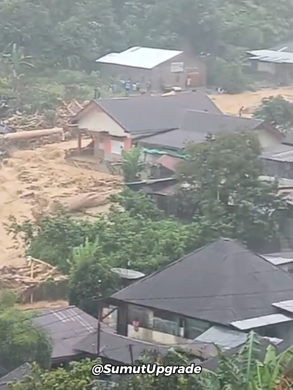 Cuaca ekstrem disertai hujan berintensitas tinggi yang terjadi selama beberapa hari terakhir memicu banjir dan tanah longsor di sejumlah wilayah Sumatera Utara, seperti Kota Sibolga, Kabupaten Tapanuli Tengah, Tapanuli Utara, hingga Tapanuli Selatan. Bencana hidrometeorologi ini mengakibatkan ribuan rumah terendam, akses transportasi terganggu, serta menimbulkan korban jiwa. Kami menyampaikan duka cita yang mendalam atas musibah ini. Semoga keluarga yang kehilangan orang tercinta diberikan kekuatan dan ketabahan, serta seluruh warga yang terdampak mendapatkan perlindungan dan kemudahan dalam menghadapi situasi yang berat ini. Pemerintah Provinsi Sumatera Utara bersama BPBD, Basarnas, dan pemerintah daerah terus bergerak cepat melakukan penanganan darurat, proses evakuasi, hingga upaya pemulihan di lokasi terdampak. Mari kita saling membantu, tetap waspada, dan menjaga keselamatan bersama. Semoga kondisi di seluruh wilayah yang terdampak segera kembali pulih sehingga masyarakat dapat beraktivitas seperti sediakala. #bobbynasution #prabowo #bencanaalam #sumut #news 