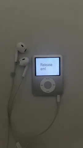 I won’t let you forget #mordecaixtwilight #nostalgia #ipod #throwback #fyp