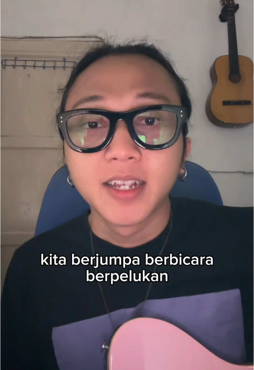 kita berjumpa berbicara berpelukan