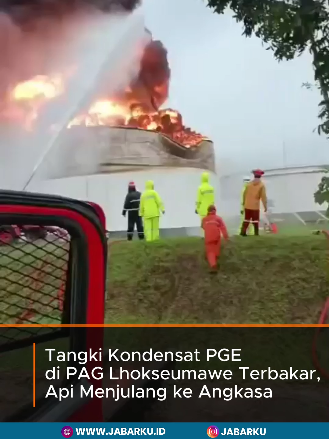Sebuah tangki penyimpanan kondensat milik PT Pema Global Energi (PGE) di area Perta Arun Gas (PAG), Blang Lancang, Kota Lhokseumawe, terbakar pada Selasa (25/11) menjelang subuh. Api dilaporkan muncul sekitar pukul 03.30 WIB, dengan kobaran yang menjulang tinggi disertai asap hitam tebal. Beruntung, tidak ada korban dalam insiden tersebut. Petugas pemadam dan tim pengamanan objek vital segera dikerahkan untuk mengendalikan api. Penyebab kebakaran masih dalam penyelidikan pihak terkait. #Kebakaran #Lhokseumawe #PGE #PertaArunGas #PAG #InsidenPagi #BeritaAceh #BeritaTerkini #ViralHariIni #FYP