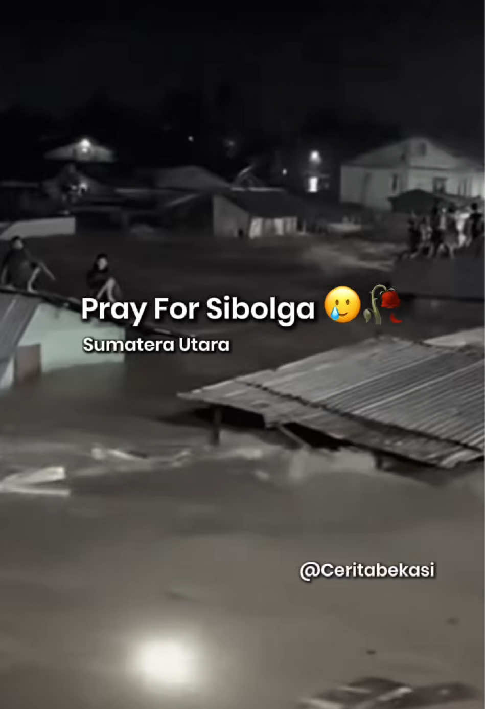 [ BERITA NASIONAL ]   26/11/25 Rabu, Banjir dan longsor melanda Kota Sibolga dan Kabupaten Tapanuli Tengah Sumatera Utara (Sumut) Air bercampur lumpur dan material kayu merendam puluhan rumah warga hingga atap.  Arus lalu lintas lumpuh total, listrik padam, dan hujan deras masih berlangsung.  BPBD Sumut terus memantau situasi dan mengevakuasi warga di daerah terdampak untuk memastikan keselamatan masyarakat.  📹/wargasumaterautara #Banjir #sibolga #TapanuliTengah #SumateraUtara #sumut 