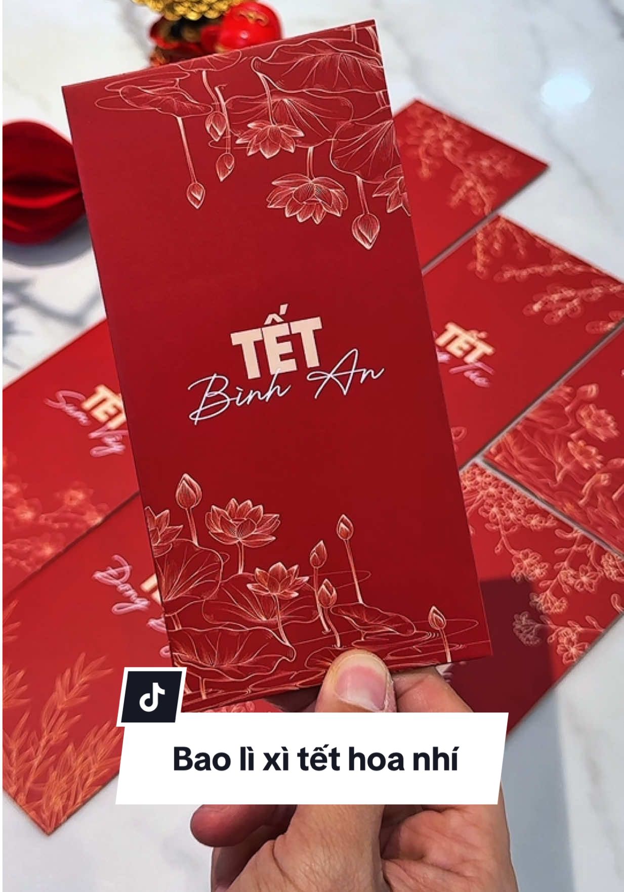 Bao lì xì hoa nhí này mình cầm lên là khoái liền, kiểu đỏ trầm nhìn sang mà họa tiết nhỏ nhỏ xinh xinh lại tinh tế nữa. Giấy thì dày tay, sờ vô đã lắm. Tết mà chuẩn bị bao đẹp vậy đem biếu ông bà nhìn cũng nở mặt ghê luôn. #mecaphe #dcgr #baolixi #baolixitet #baolixitet2026 