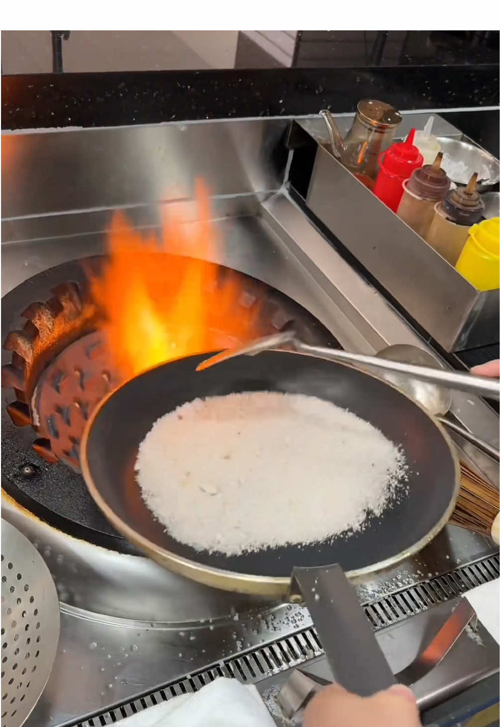 今来给各位粉丝回馈一套，厨师入门基本功，翻平底锅正确使用方法教程！#粤菜#平底锅#翻锅#基本功#