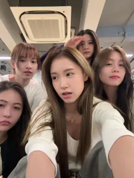 แก๊งพึมพำ #QRRA @fondofyouz @ชัญยู้ก🐱✨ @พินอะเด @พี่ฝรั่ง 