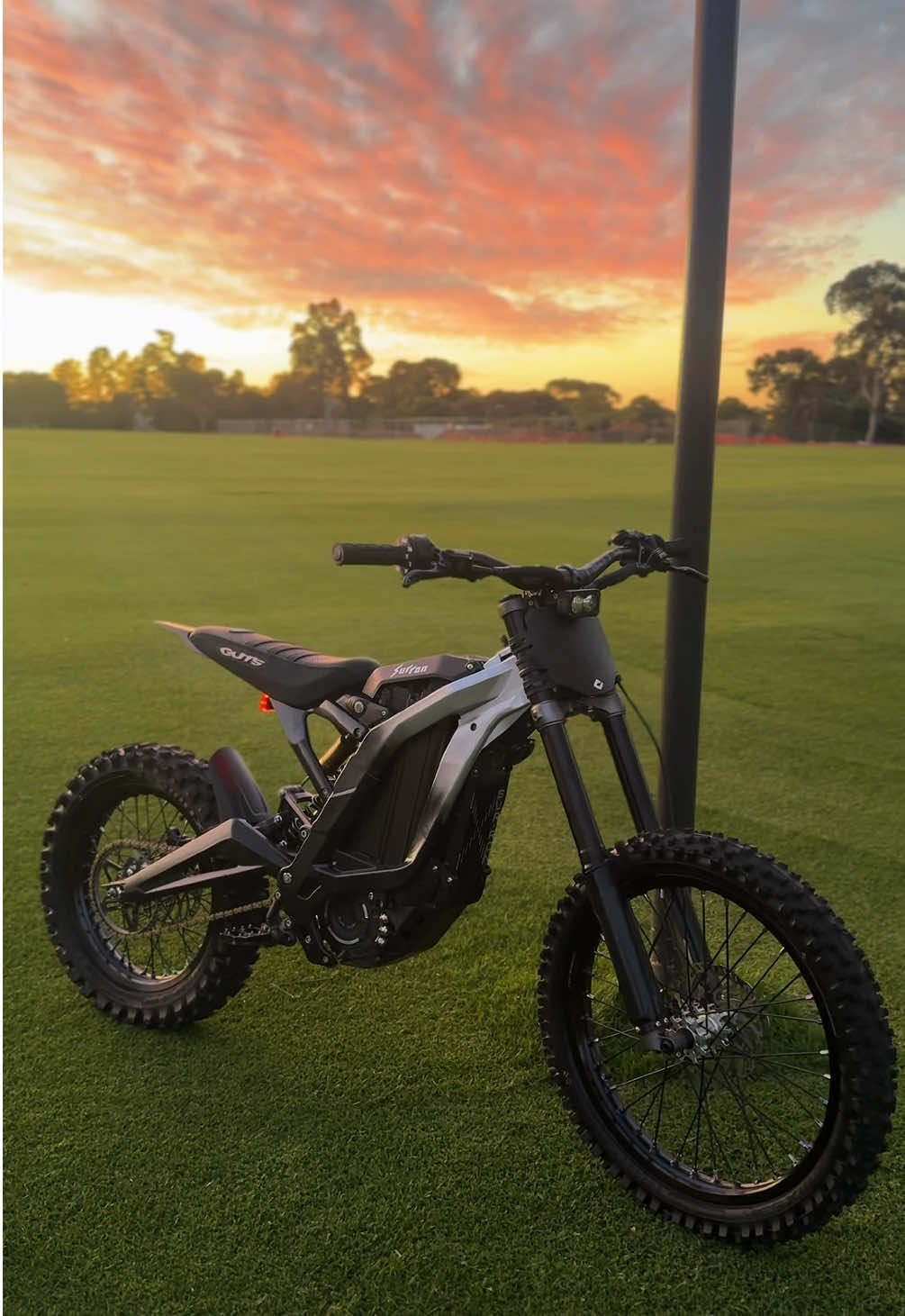 all parts available at ONXcustoms 🧏‍♂️ #surron #ebike #surronlbx #sunset #8k @Sur Ronster 