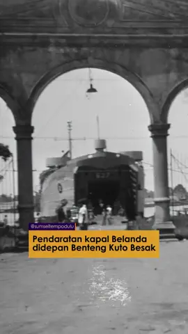 Ternyata di tahun 1948, Belanda mendaratkan kapal perangnya langsung didepan gerbang Benteng Kuto Besak. Tampak dalam foto adalah Kapal jenis LST (Landing Ship Tank) Pelican 627, kapal pendarat tank dan kendaraan tempur tercanggih dimasanya #fyp #palembang #sejarahindonesia #wongkitogalo #sumsel 