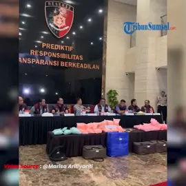 Lencana Polri dalam Mobil Pembawa Ekstasi di Tol Lampung Dipastikan Palsu Wakil Direktur Tindak Pidana Narkoba Bareskrim Polri, Kombes Pol Sunario memastikan lencana polisi yang ditemukan di dalam mobil pembawa ratusan butir pil ekstasi di Tol Lampung palsu. Menurut Sunario, lencana itu berbeda dengan yang dimiliki Polri. #fyp #beritaviral #indonesia #prabowo #polri 