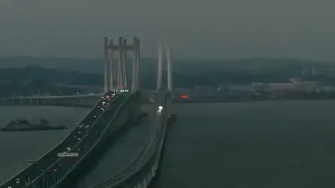 Tren de alta velocidad vs. automóviles en la Bahía de Meizhou 🚄💨 En el Puente Marítimo de la Bahía de #Meizhou en #China circulan en paralelo vehículos y este dragón rojo a más de 300km/h. Es rápido, eficiente y está diseñado para acortar los tiempos de transporte. 📹 @haozhihao #railways_of_our_world #railfan #chinarailway 