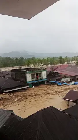 Sudah 1 hari lebih gk ada dpatku kabar kalian mak, ayah,abg, kakak,ponakan , Sakitkali kurasa ya allah dpt kbr kampung halaman banjir bandang 😭😭😭 #berdukacita😭😭 #pyfツviral_❤ #sibolgatapteng #banjirbandang 