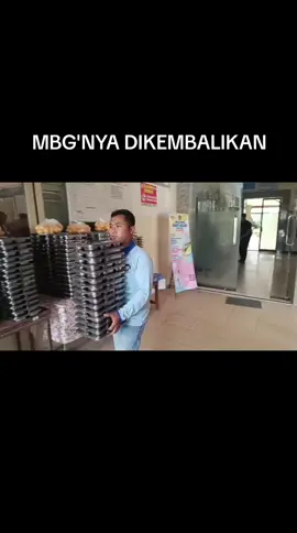 Menu program Makan Bergizi Gratis (MBG) di SMPN 1 Blora pada Rabu (26/11/2025) diputuskan tidak jadi dibagikan kepada para siswa. Kebijakan ini diambil menyusul kasus ratusan siswa yang mengalami diare usai menyantap menu MBG pada Selasa (25/11/2025). Kapolsek Blora Kota AKP Rustam mengatakan keputusan tersebut merupakan hasil koordinasi dengan sejumlah pihak terkait demi menjaga keamanan dan kesehatan siswa. 