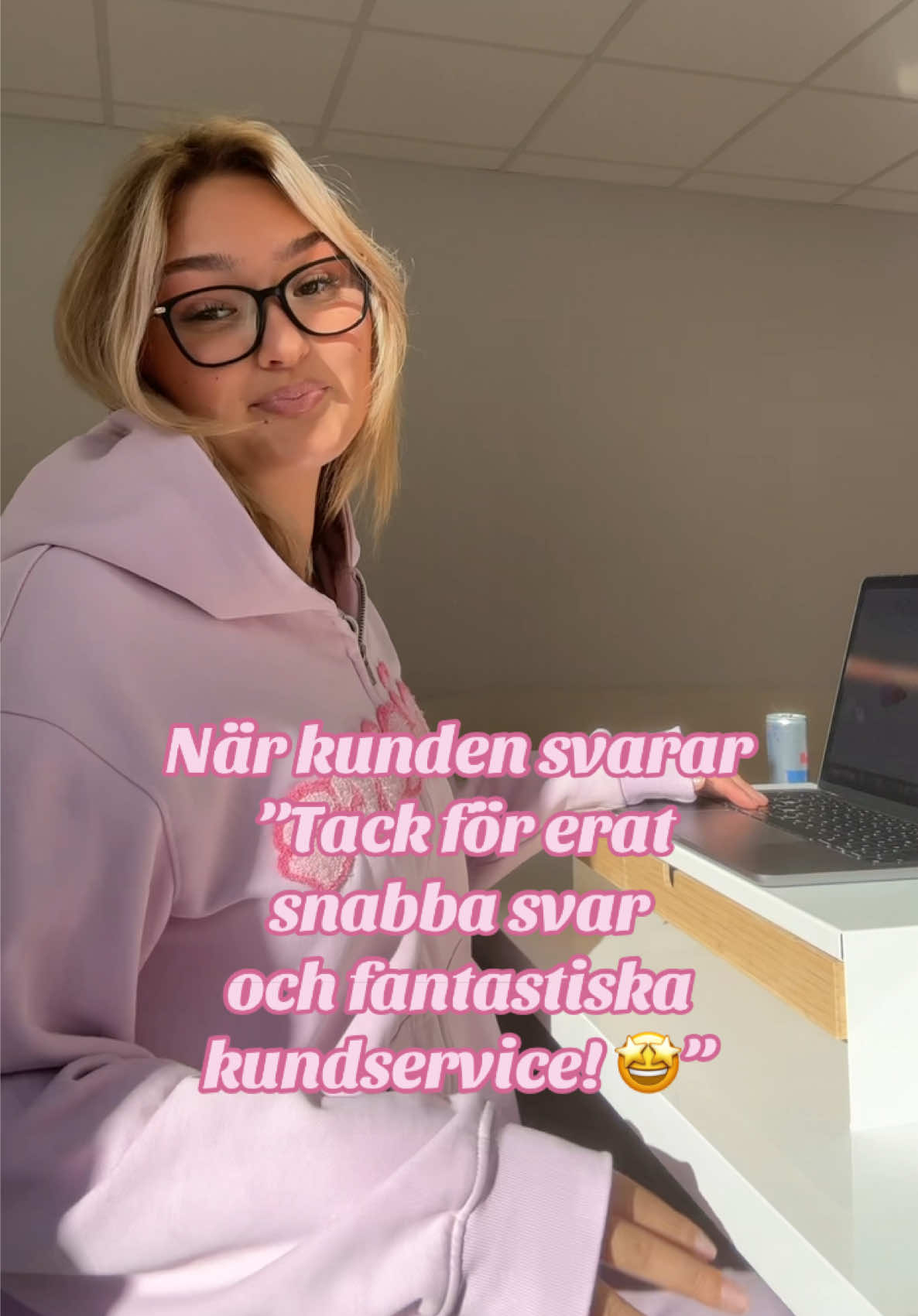 Känslan när kunder förstår att kundtjänsten inte är en robot and give us love for it!! 🥹💅🏼🥳💕👏🏼 #missfancy #behindthescenes #nailproducts #nagelterapeut 