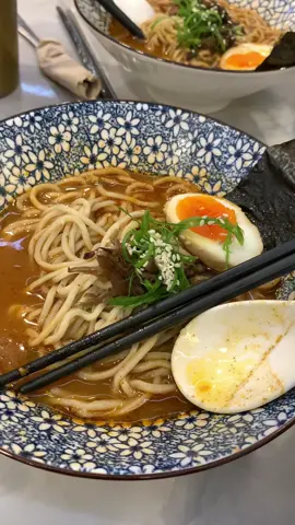 makan murah, enak dan ngenyangin cuma di @joffiramen , tempatnya cozy pula. biar dpt harga super murah bsa co lewat tag lokasi di vidio aku 🤗 #JoffiRamen #TikTokGo #Ramen10Ribu #RamenEnakMurah 