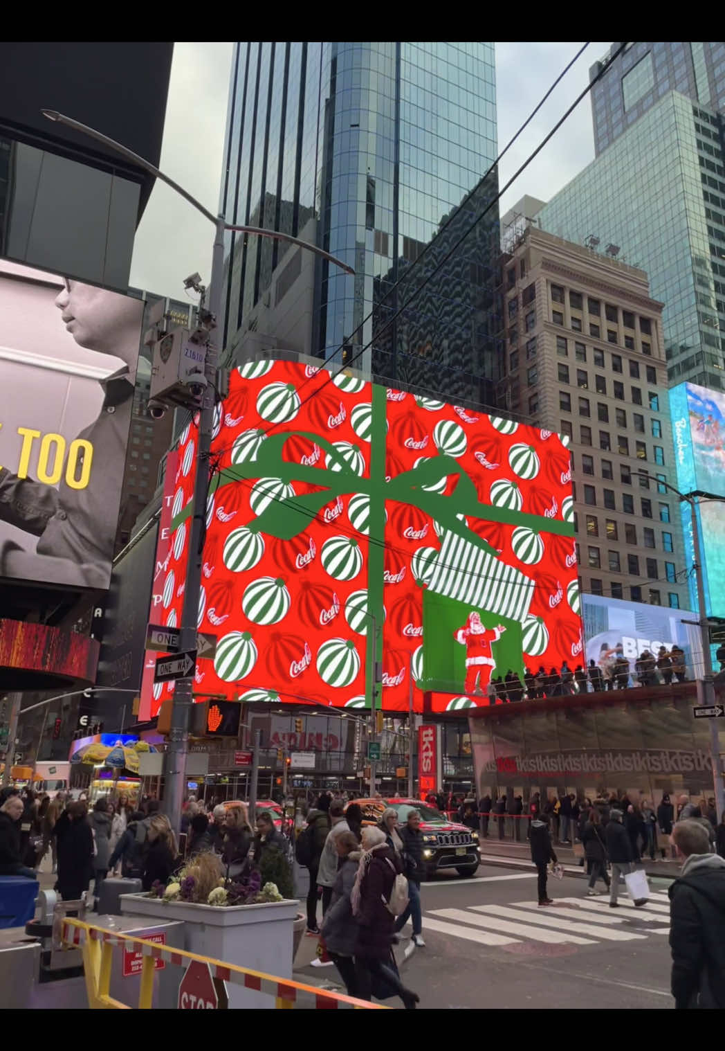 It’s the most magical time of the year ❄️ Let this be your sign to book that Christmas trip to NYC 🗽☃️🎄 #NYC #ChristmasInNYC #NYCHolidays #NYCChristmas #NewYorkCity     