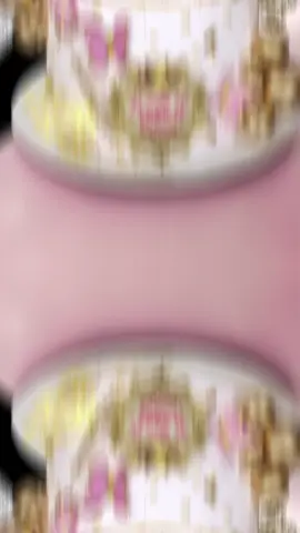 De la super-viteză la eleganță pură! ⚡💙👑 Tort Sonic + tort cu coroniță într-un singur TikTok! Care e preferatul tău? 😍🎂#moft #PrajituriaMoft #fyp #cakedesign www.prajituriamoft.com