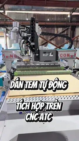 Mô- đun dán tem tự động được tích hợp trên hệ thống máy cnc thay dao tự động. Đơn giản - linh động tiết kiệm nhân công. Tem #ABf được dán đúng chiều đúng hướng phục vụ việc dán chỉ cạnh chính xác. 