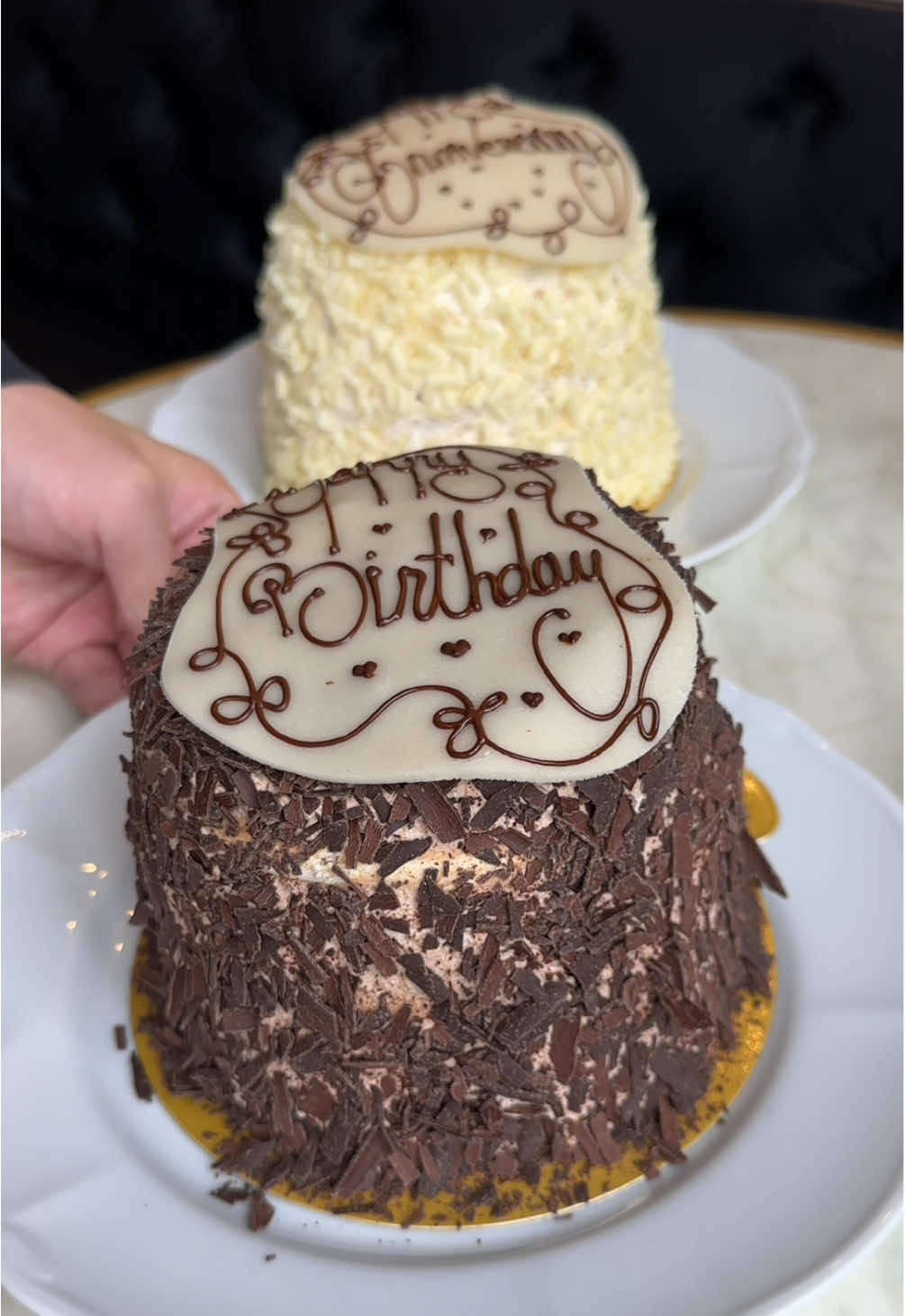 日本初！本場のメルヴェイユ専門店！ ◎ Cake Merveilleux （4～6人用）テイクアウト4150円／イートイン 4500円 ◎ Cake Merveilleux （6〜8人用）テイクアウト5800円／イートイン 6500円 ベルギーのフランダース地方の伝統菓子メルベイユの専門店！ 本場で修行した職人さんが店内で一つひとつ丁寧に作り上げるサクサクふわふわのメルヴェイユが最高！ 【店舗名】オー・メルベイユ・ドゥ・フレッド 【住所】東京都新宿区矢来町１０７−２ 【アクセス】神楽坂駅から徒歩2分 【営業時間】9:00-19:00 【定休日】不定休 【予算】¥1,000〜¥3,000 【Chocolate Merveille】 ◎ Cake Merveilleux (Serves 4–6) Takeout: ¥4,150 / Eat-in: ¥4,500 ◎ Cake Merveilleux (Serves 6–8) Takeout: ¥5,800 / Eat-in: ¥6,500 A specialty shop dedicated to Merveilleux, a traditional dessert from the Flanders region of Belgium! Each Merveilleux is carefully crafted one by one by a pastry chef who trained in Belgium. The result is a heavenly combination of crispy meringue and fluffy cream—absolutely incredible! 【Store Name】 Aux Merveilleux de Fred 【Address】 107-2 Yarai-chō, Shinjuku, Tokyo 【Access】 2-minute walk from Kagurazaka Station 【Hours】 9:00–19:00 【Closed】 Irregular holidays 【Budget】 ¥1,000–¥3,000 #東京グルメ #japanesefood #tiktokfood 