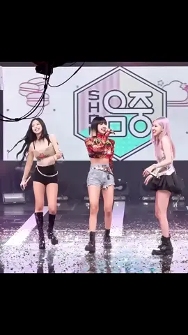 Lisa And Her Problem With The MIC 🤣🤣   #blackpink #lisa @user12545294205 