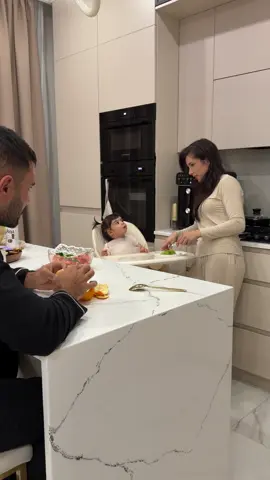 В 1 год и 1 месяц Адель сказал свое первое слово,и это слово ПАПА🥹 А какое первое слово сказали ваши детки?🥰инст:sarkison7