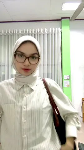 Another smart casual looks for tudeyy!! Top from @UNIQLO Indonesia kulot from @THIS IS APRIL #outfit #outfitideas #OOTD #ootdkerja 