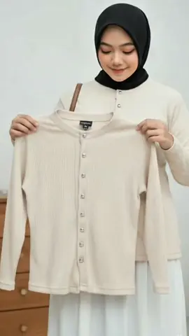 Nyaman dan tetap on point? Kardigan oversize ini jawabannya! ✨ Cocok buat ngopi santai atau meeting online. Setuju? #CardiganWanita #KardiganOversize #OOTDIndonesia #FashionTikTok #GayaSantai 